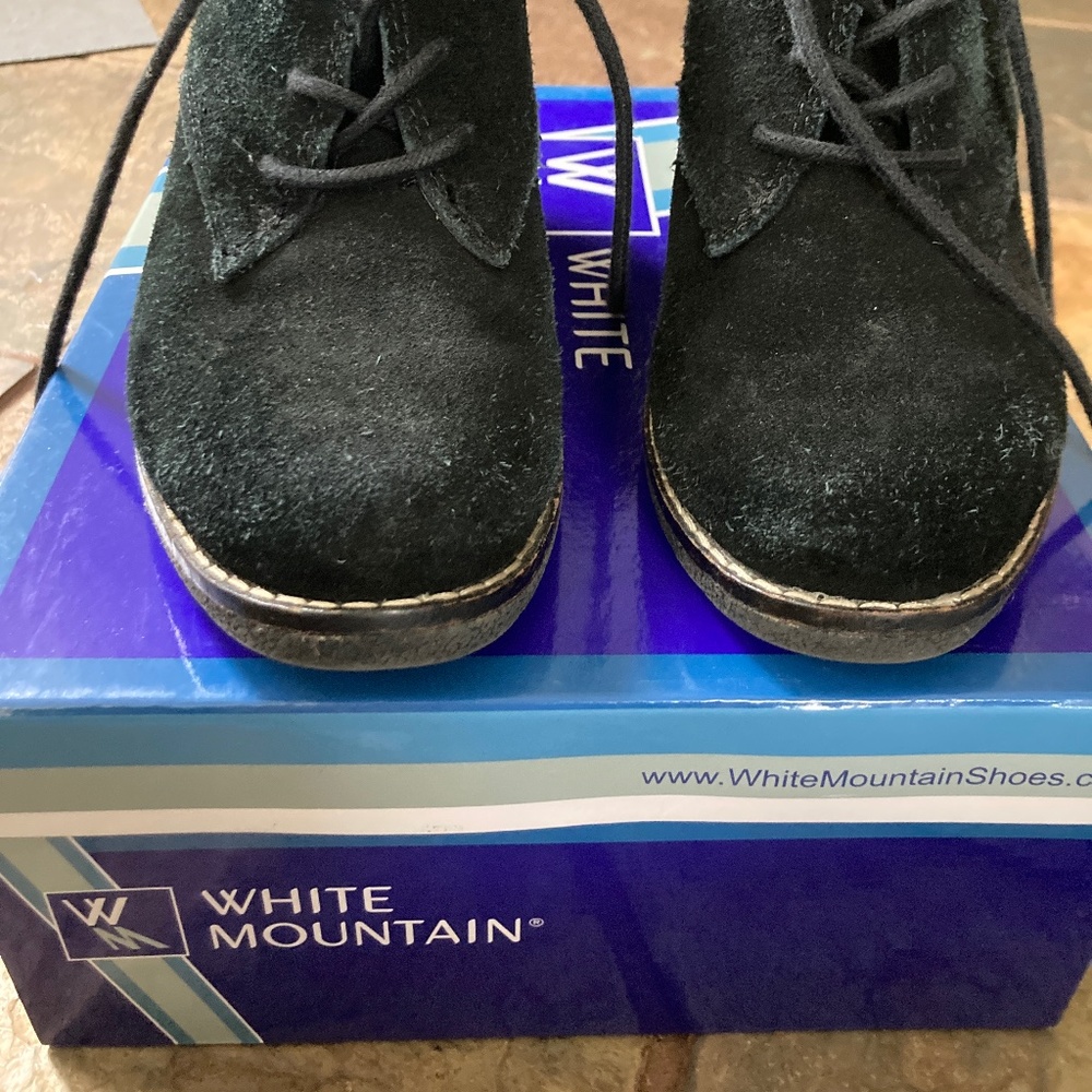 White mountain black suede short boots